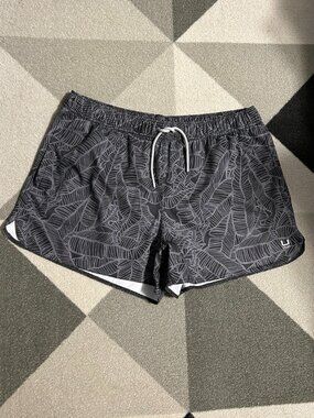HUK Women's Black/Gray Pursuit Linear Leaf Print Volley 3.5" Shorts Size XL